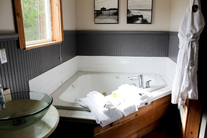 Deep soaking bathtub
