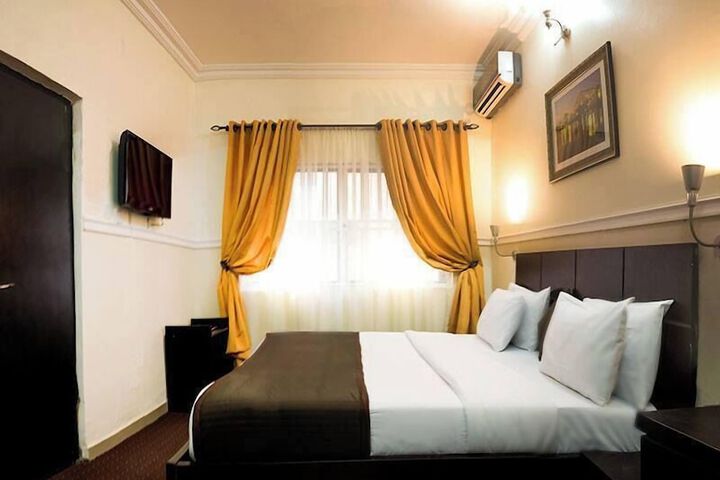 Room 2 of 32
