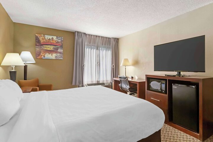 1 King Bed (2 of 15)
