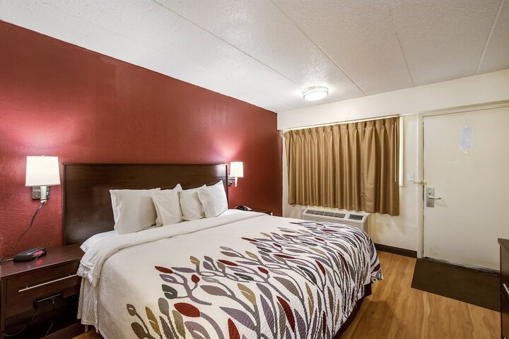 Deluxe King Bed (8 of 12)