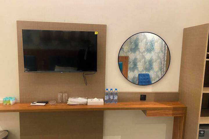 Room 10 of 33