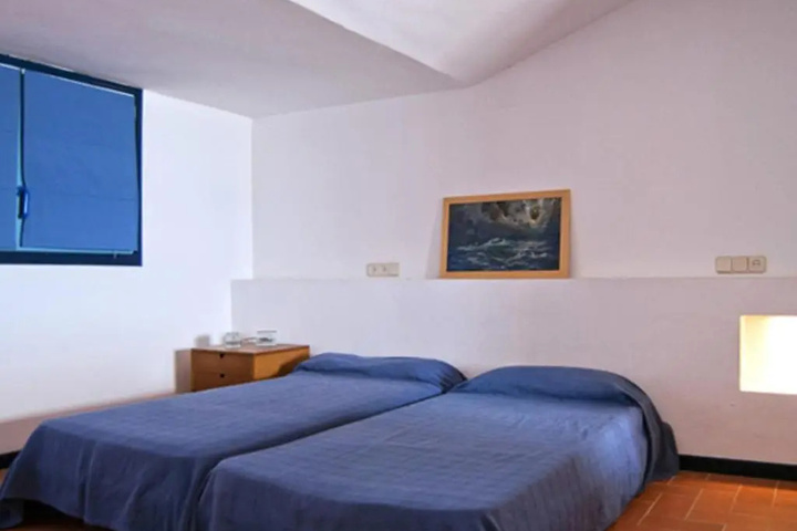 Room 5 of 16