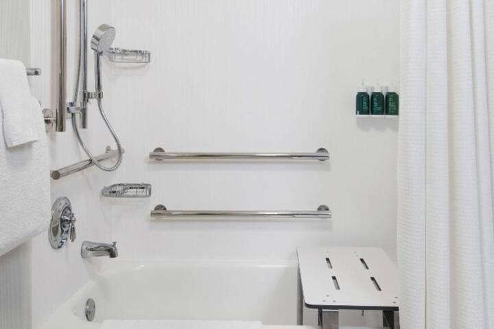 Deluxe King Balcony Hearing Accessible (3 of 16)