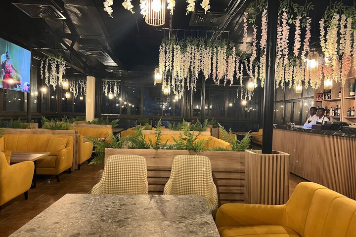 Lounge 29 of 37