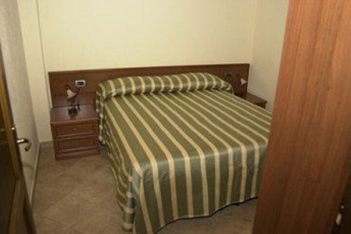 Room 10 of 19