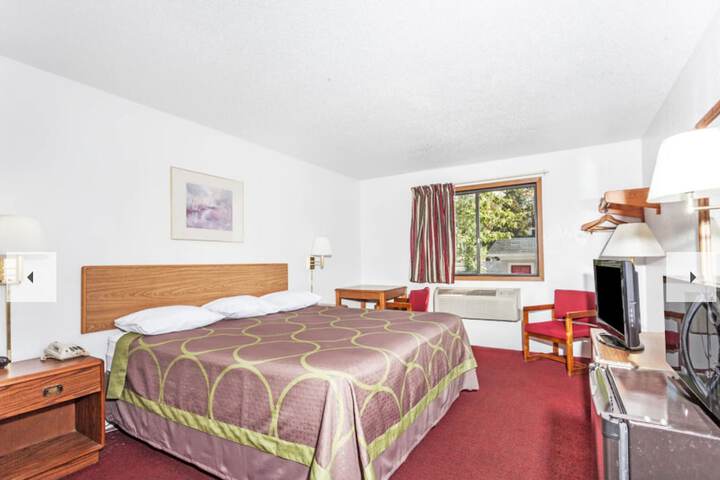 1 King Bed (3 of 14)