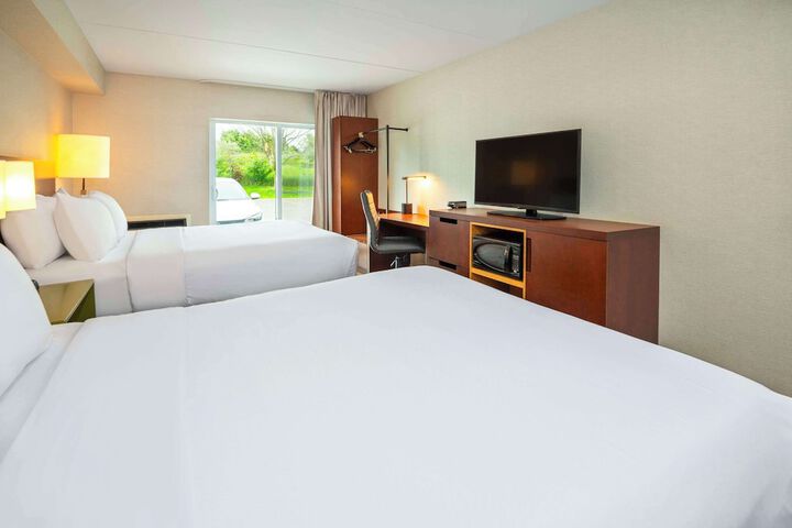 2 Queen Beds (14 of 19)