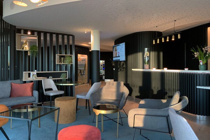 Lounge 40 of 56