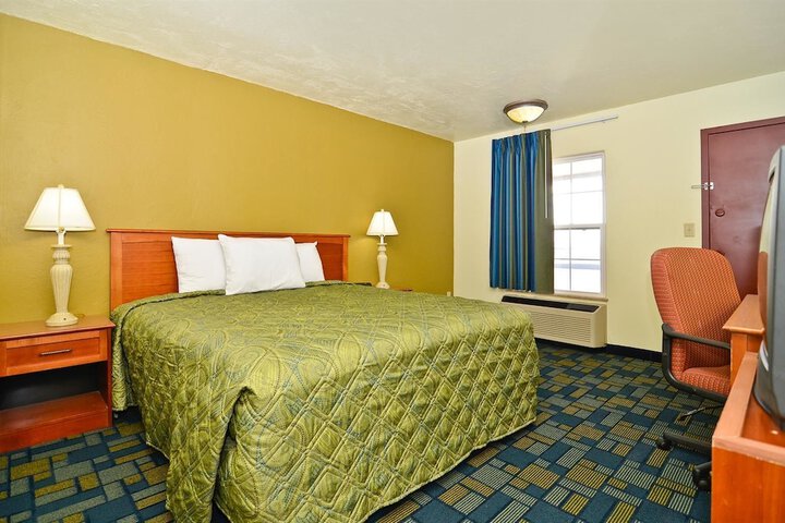 1 King Bed (4 of 4)