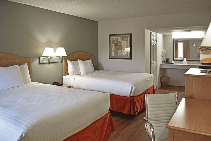 2 Queen Beds (1 of 9)