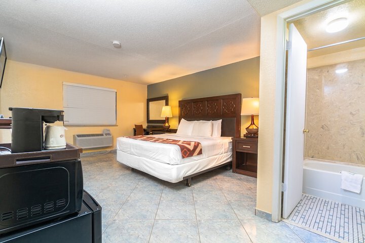 Deluxe King Bed (11 of 12)