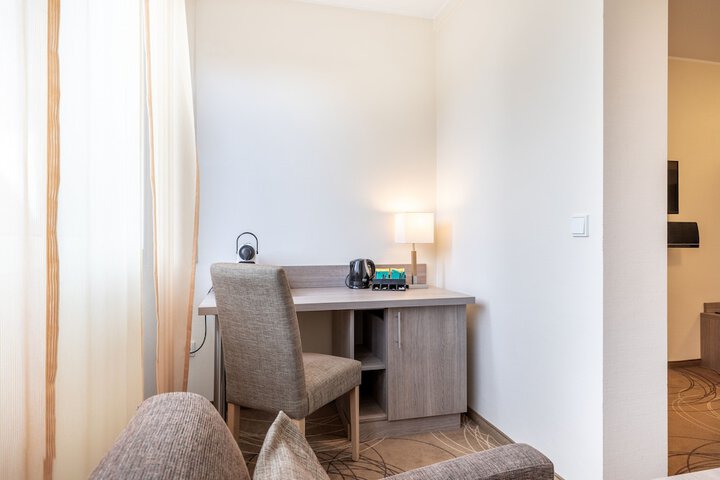 Room 2 of 77