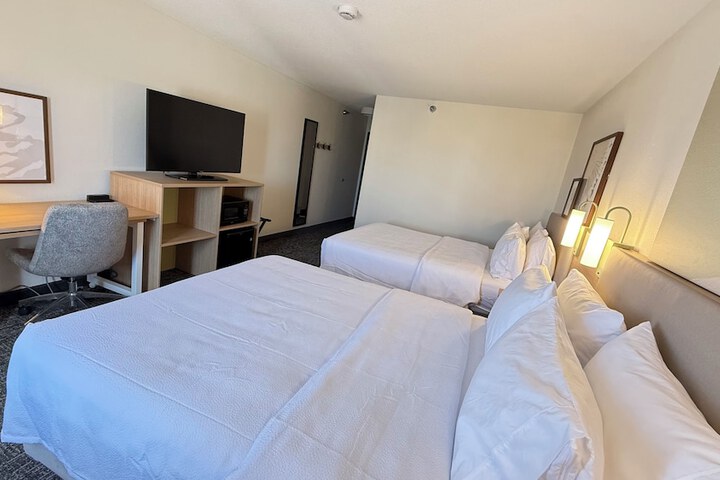2 Queen Beds (2 of 8)
