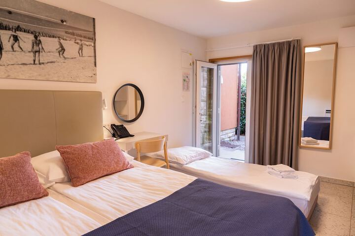 Room 15 of 120