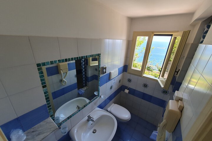 Room 14 of 37