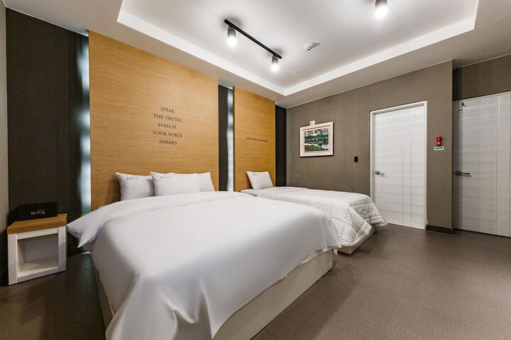 Room 6 of 63