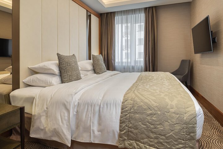 Room 27 of 208