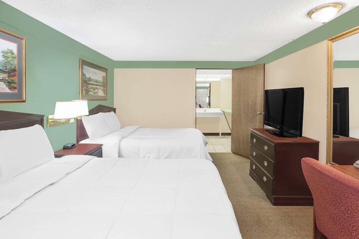 2 Queen Beds (3 of 7)