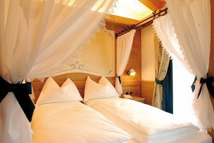 Room 14 of 34