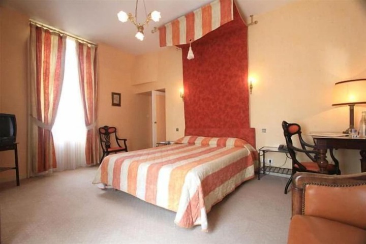 Room 9 of 48