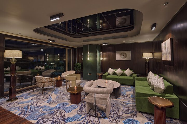 Lounge 113 of 126