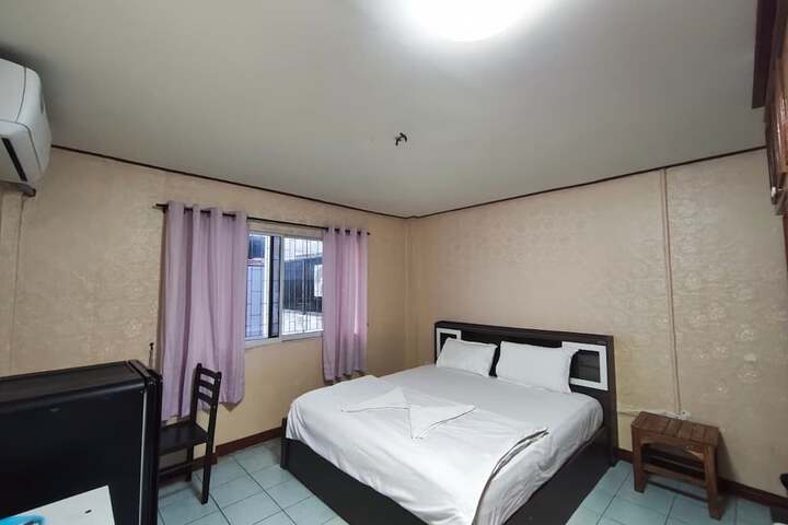 Room 5 of 12