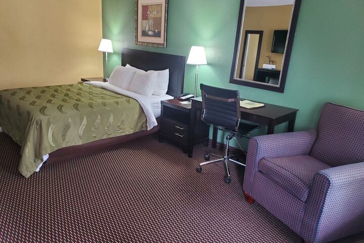 1 Queen Bed Accessible Room (12 of 13)