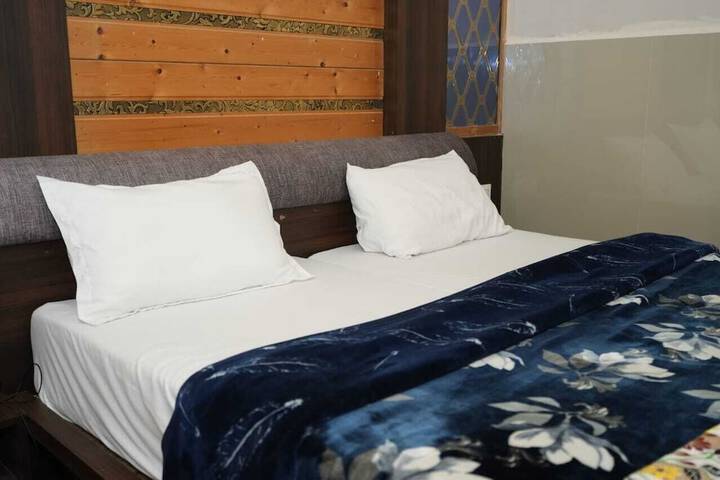 Room 6 of 15