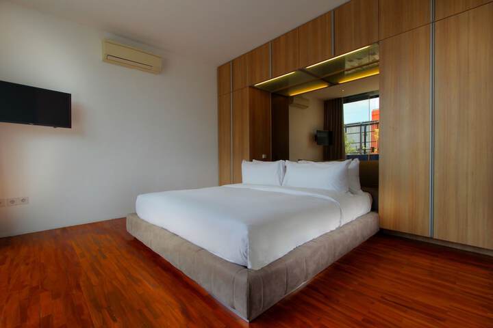 Room 8 of 90