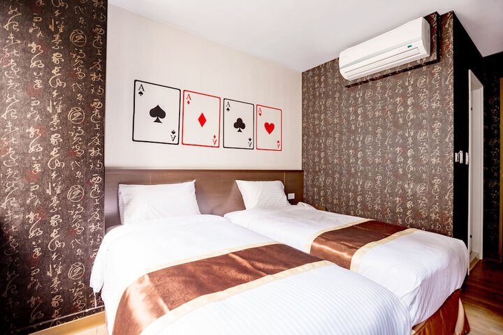 Room 10 of 65