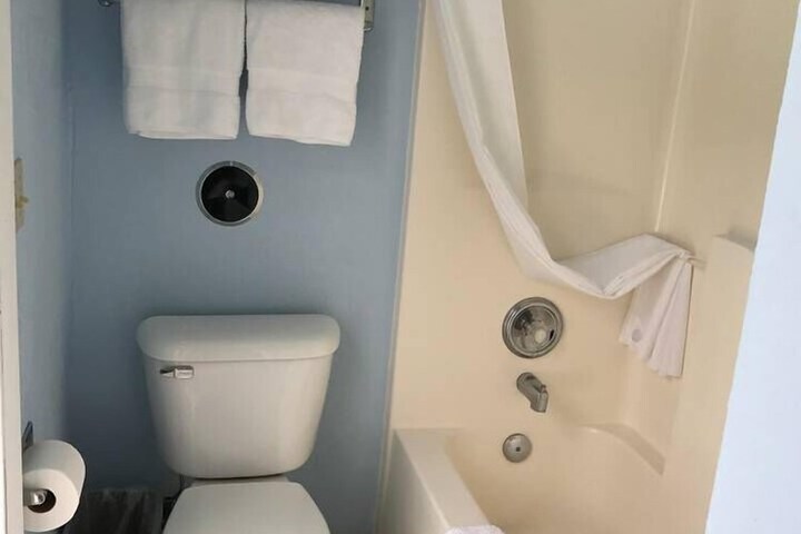 Room 5 of 12
