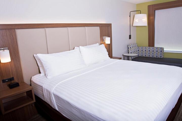 1 King Bed (10 of 17)