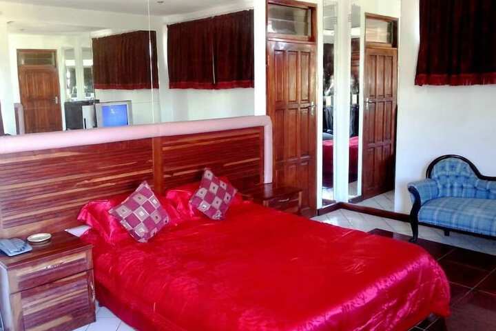 Room 10 of 14