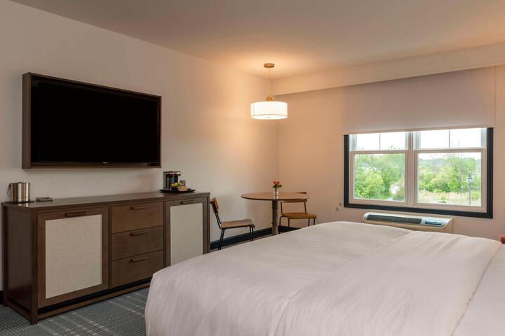 1 King Bed (9 of 17)
