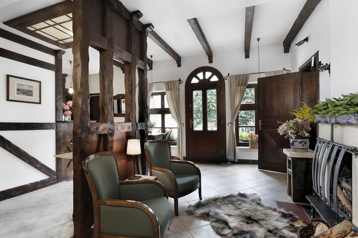 Lobby lounge