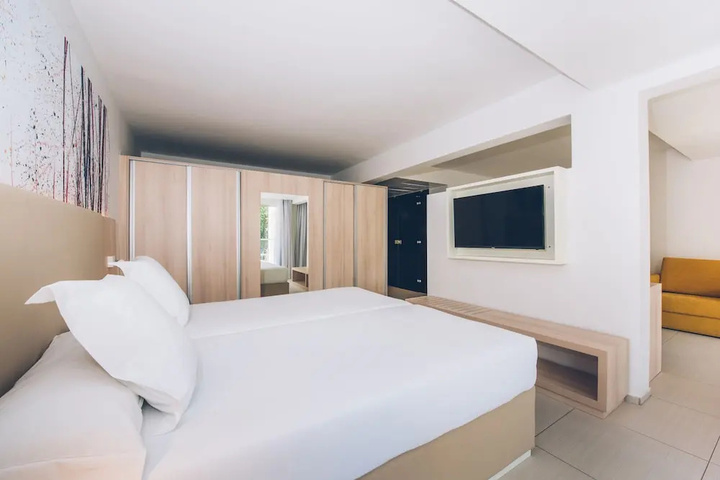 Room 4 of 41