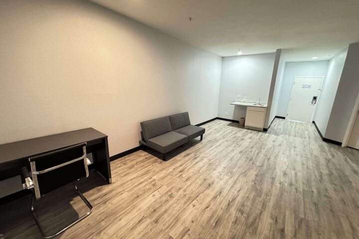 1 King Bed - Free WiFi, Microwave, Refrigerator, Coffeemaker Free Continental Breakfast (4 of 18)