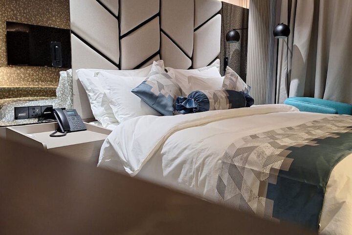 Room 2 of 17