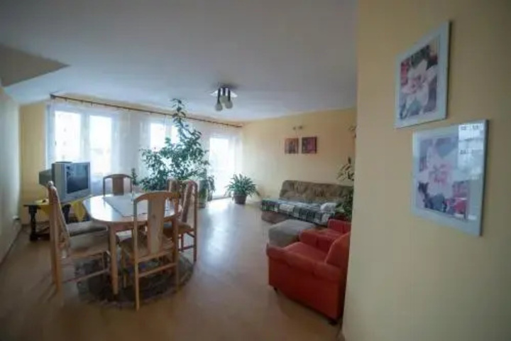 Room 2 of 10