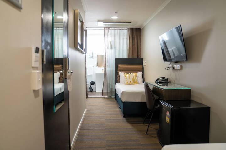 Room 16 of 38