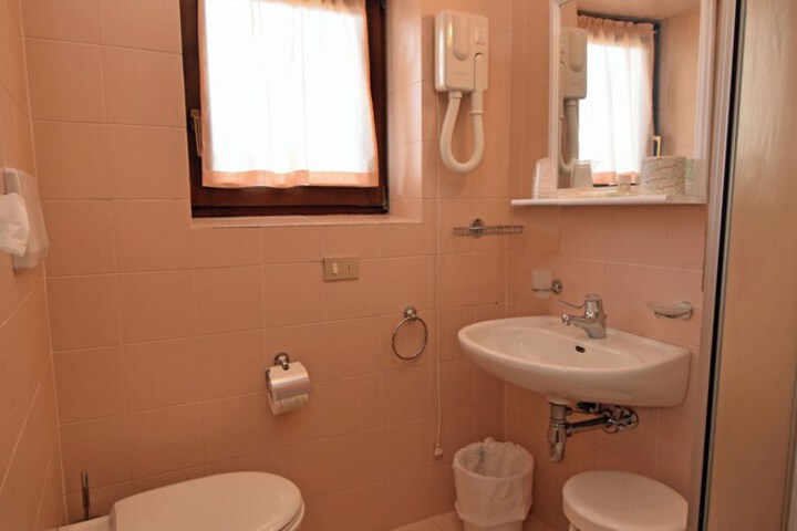 Room 32 of 53