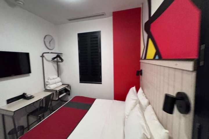 Room 5 of 9