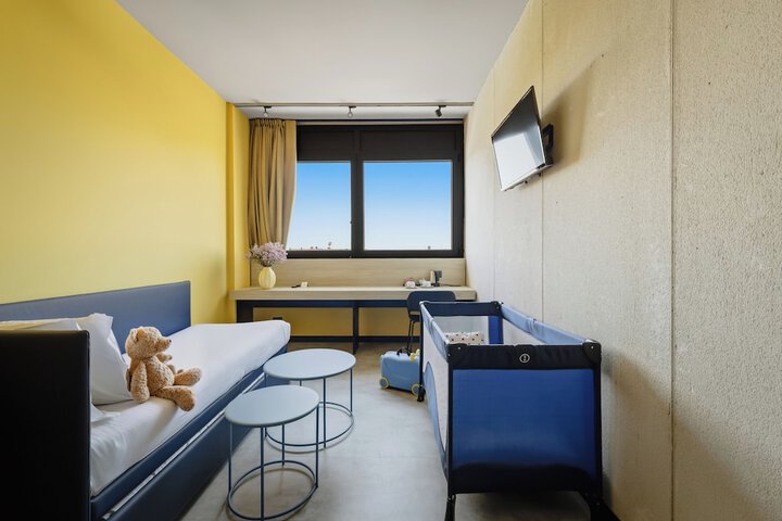 Room 13 of 107