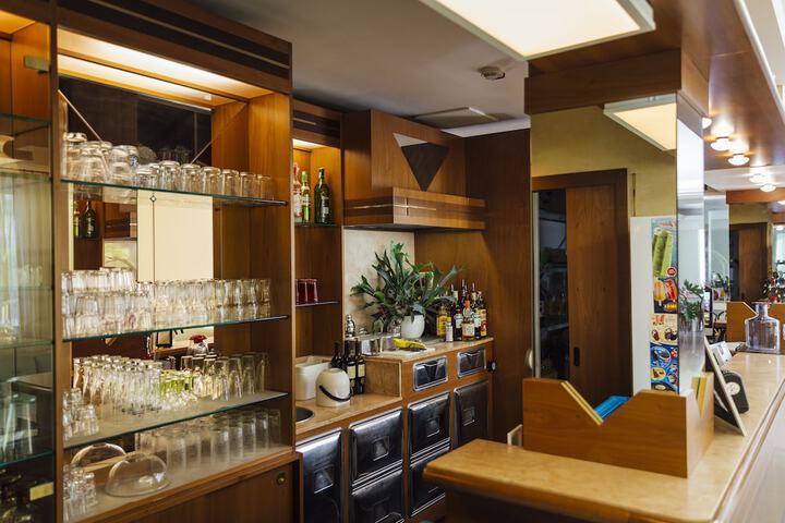 Lounge 72 of 86