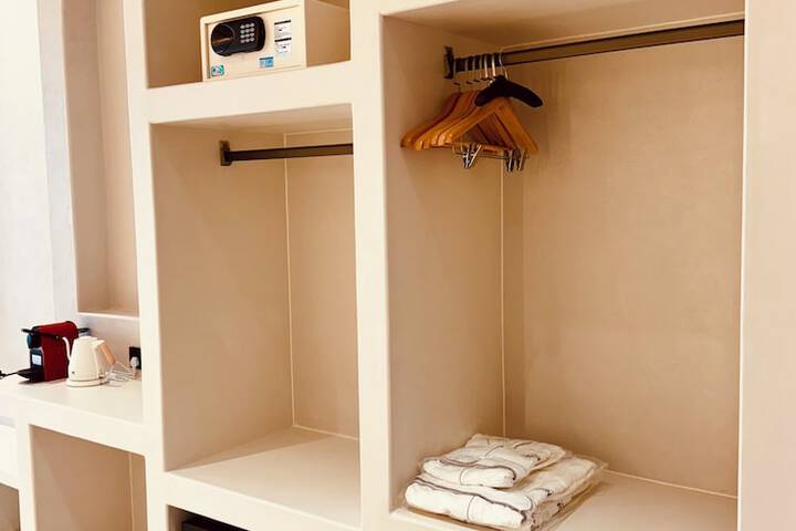 Room 10 of 83