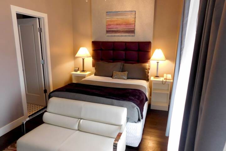 1 King Bed (2 of 11)