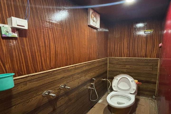 Room 7 of 8