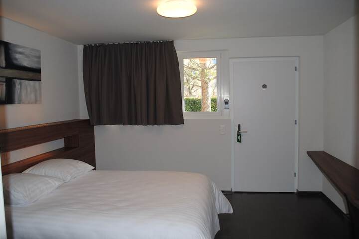 Room 7 of 77