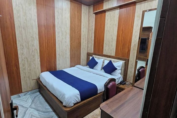 Room 6 of 12
