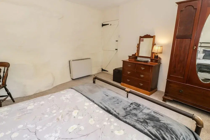 Room 5 of 12